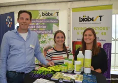 Arno Hellemons, Gaby van Kemenade en Eline Braet van Biobest, dat onlangs de doppen van hun verpakkingen een nieuwe, groene look gaf. Het is de eerste fase in het stapsgewijs standaardiseren van alle verpakkingen voor nuttige insecten.
